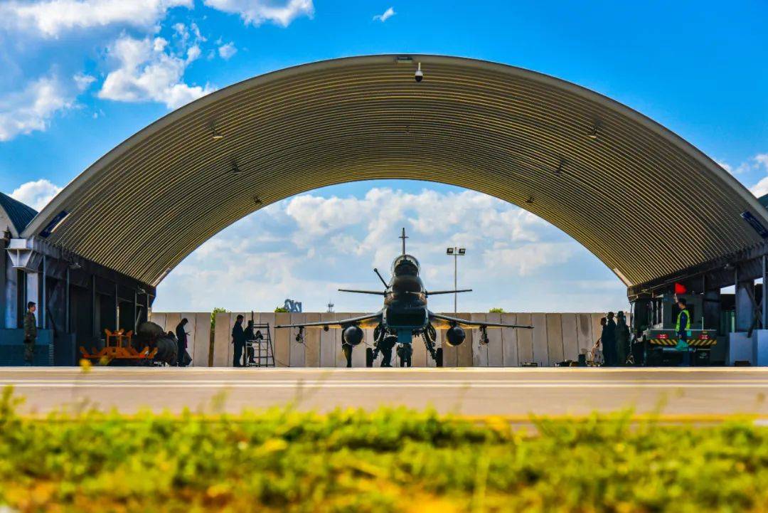 Aircraft Hangar Tents: How prebuilt clear span Structures Build a Relocatable Support Space (en inglés)
